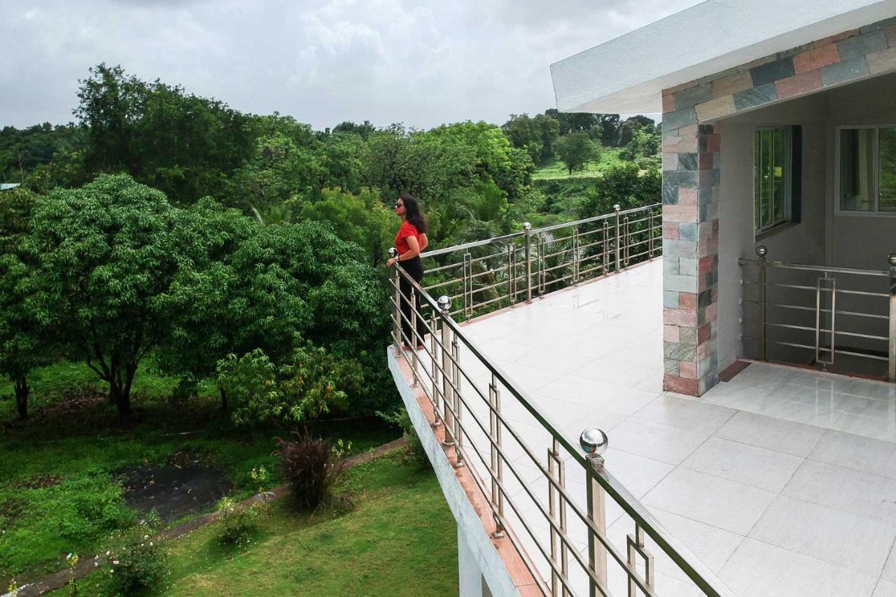 Aqua & Sage By Stayvista - Riverside Villa With Pool & Terrace Karjat Esterno foto