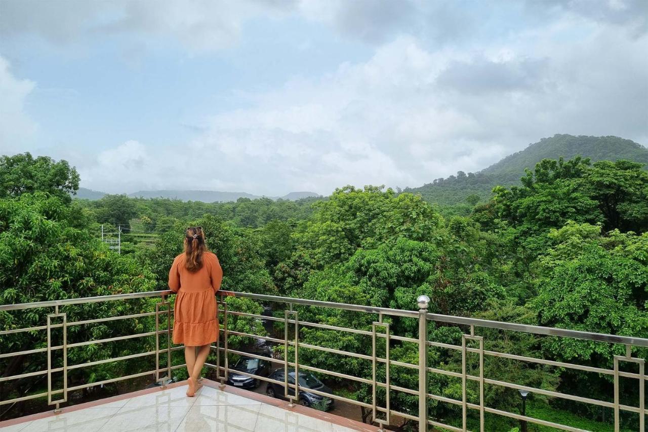 Aqua & Sage By Stayvista - Riverside Villa With Pool & Terrace Karjat Esterno foto