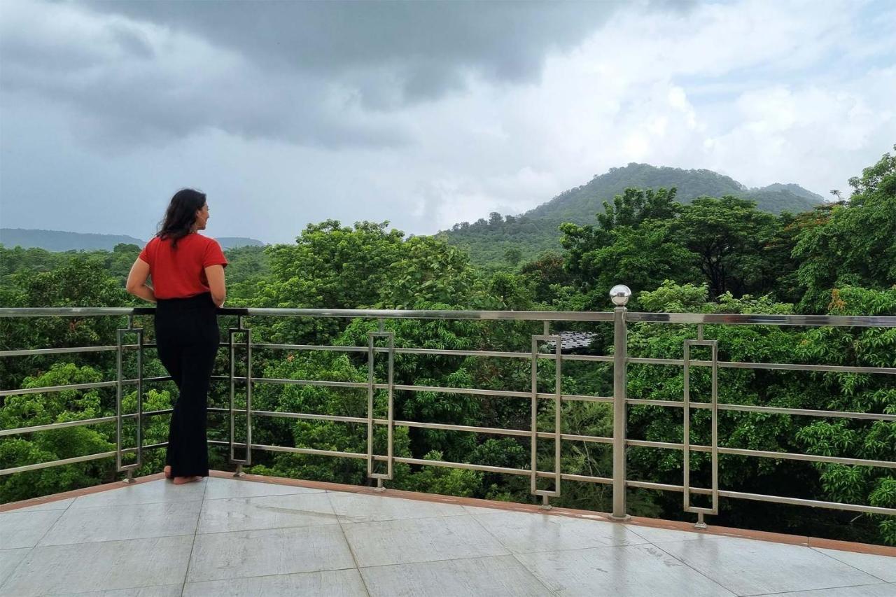 Aqua & Sage By Stayvista - Riverside Villa With Pool & Terrace Karjat Esterno foto